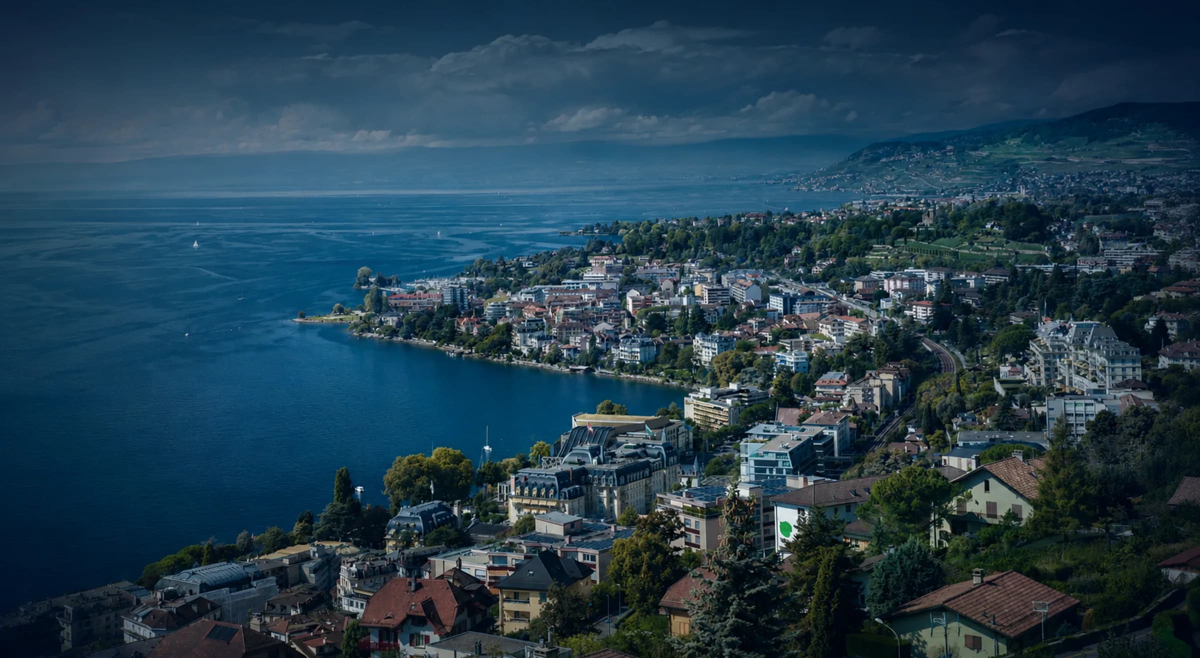 Vue de la Riviera vaudoise entre lac, ville et coteaux